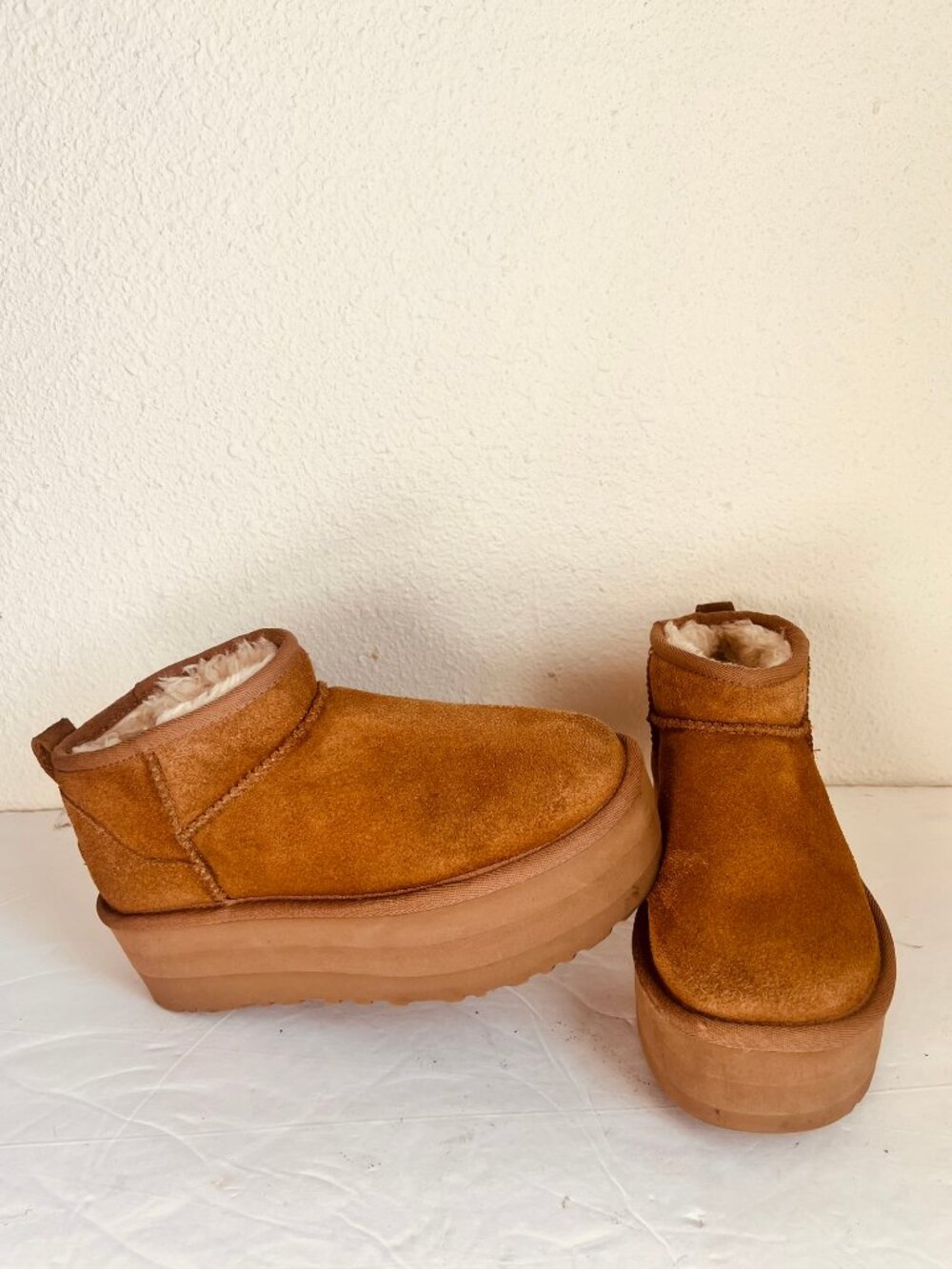 $170 USED WOMENS UGG CLASSIC ULTRA MINI PLATFORM BOOT SIZE 5 US